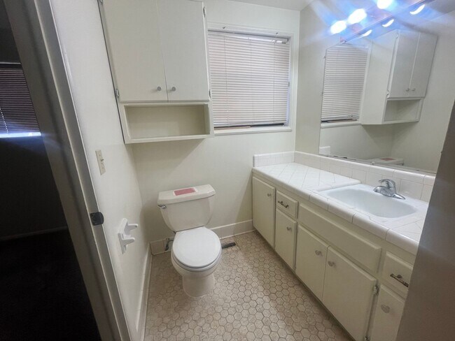 Building Photo - Light, bright, & Move- In ready with ultimate flexibility!