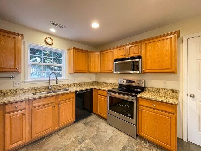 Building Photo - 27 Ridgeland Ln
