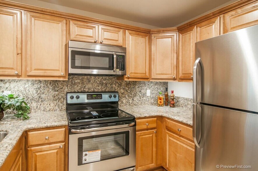 Building Photo - 7425 Charmant Dr