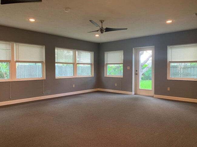 Building Photo - 3 Bedroom 2 Bath Spacious Home in Holiday Park