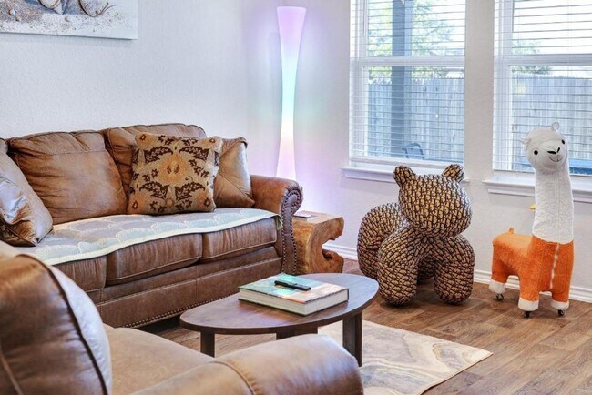 Building Photo - Move in Ready and FULLY FURNISHED 3 BD/2 BA located Far West San Antonio!