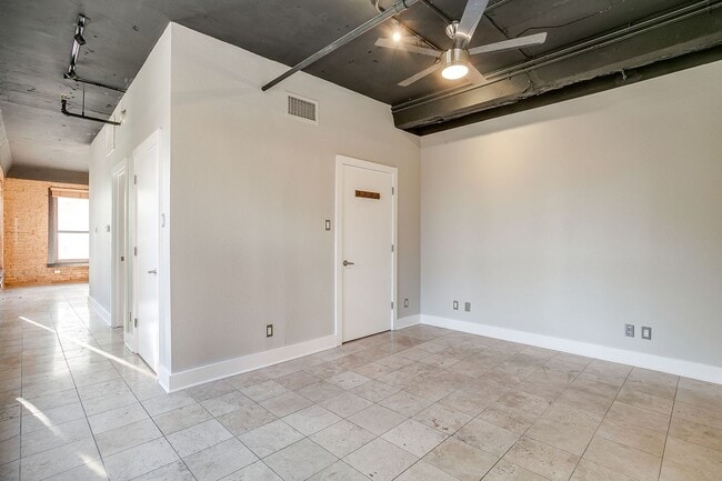 Building Photo - Beautiful 1 Bed- 1 Bath in Houston Place Lofts- Downtown Fort Worth- 76102
