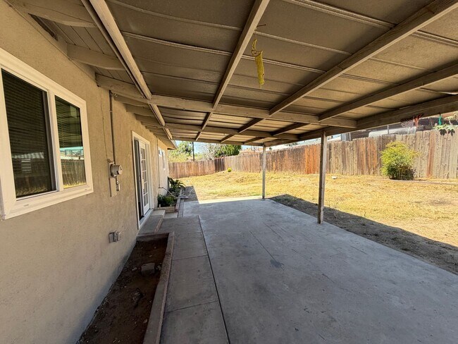 Building Photo - WoW! Newley Remodeled 3 BD 1 Ba house with a 1 Car Garage in East Bakersfield