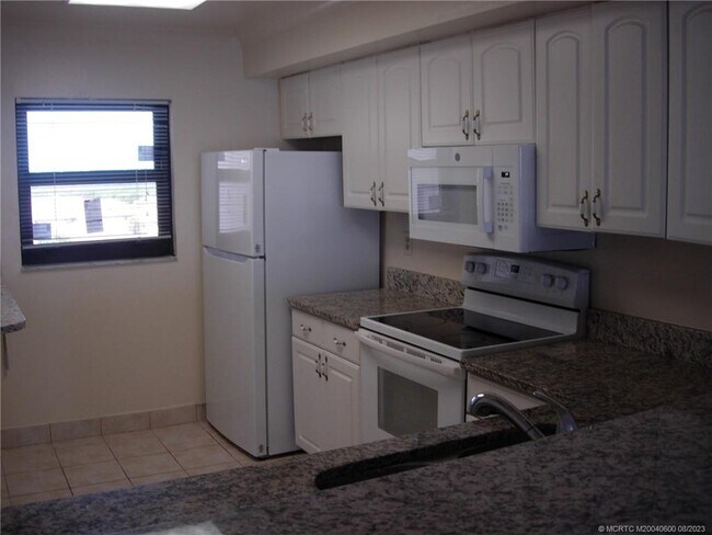 Building Photo - 7410 S Ocean Dr