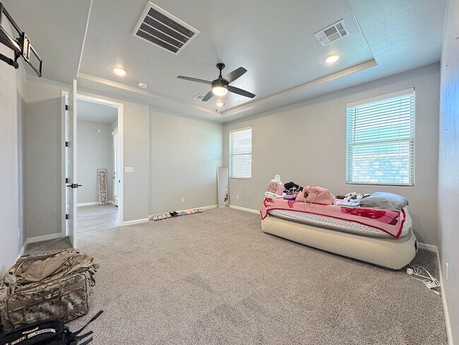 Building Photo - East El Paso 4 bed Refrig A/C!