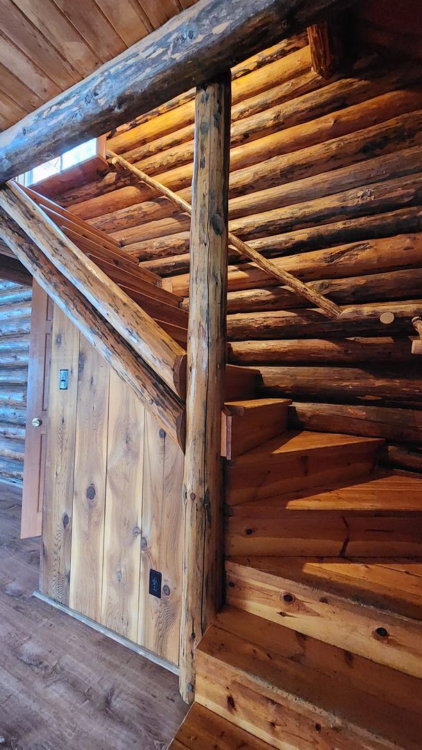 Building Photo - Beautiful Log Cabin in Condon