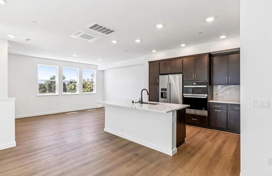 Building Photo - 818 Redberry Way