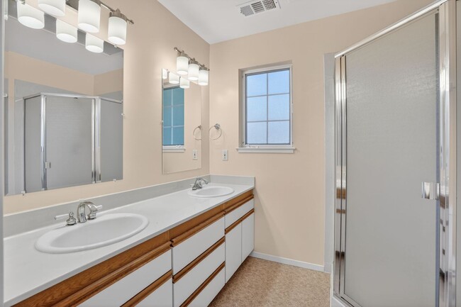 Building Photo - Absolutely Beautiful 4BR 3.5BA 2 Story Home in quiet neighborhood in Los Altos