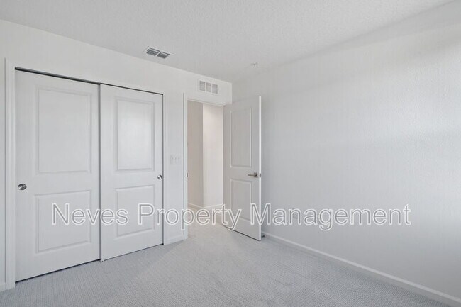 Building Photo - 1601 Pinecliff Dr