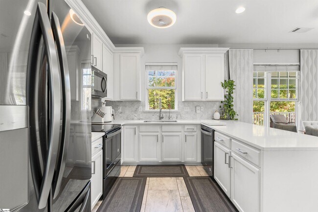 Building Photo - 154 S Lake Emory Dr