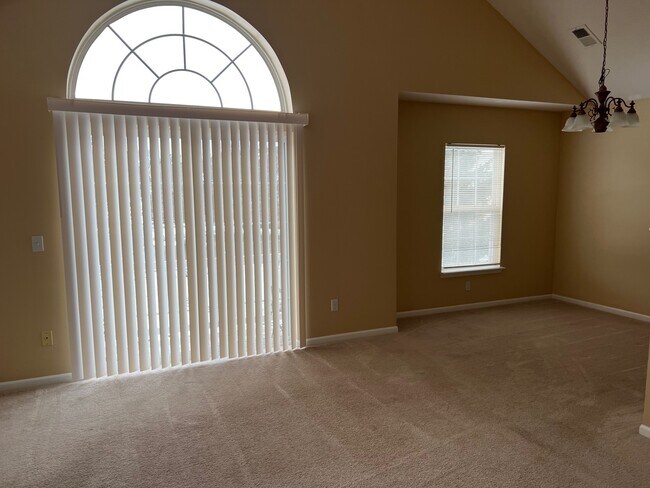 Building Photo - 724 Olde English Cir