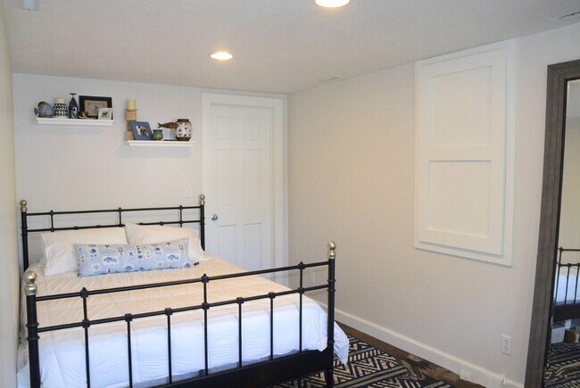 Building Photo - 4887 Edgewater Dr