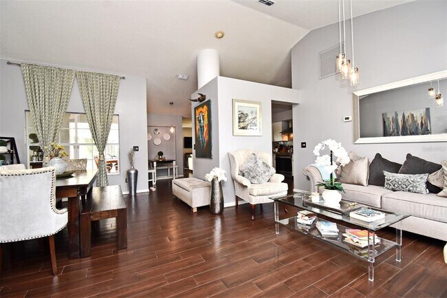 Building Photo - 302 Shadydale Ct
