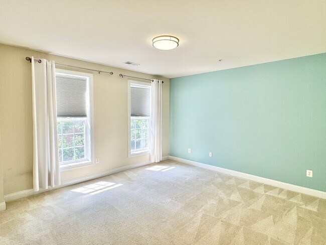 Building Photo - POTOMAC CLUB - SECONDS TO STONEBRIDGE - EASY REVERSE COMMUTE TO QUANTICO