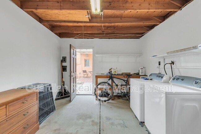 Building Photo - 1822 N 16th Ave