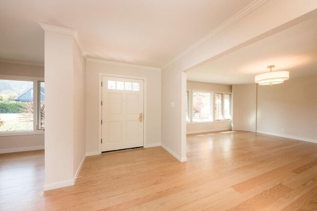 Building Photo - 30 Knightwood Ln