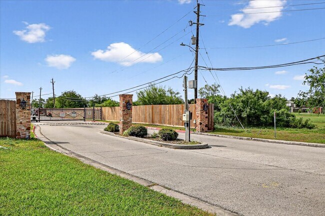 Building Photo - 7237 Lake Tranquility Dr