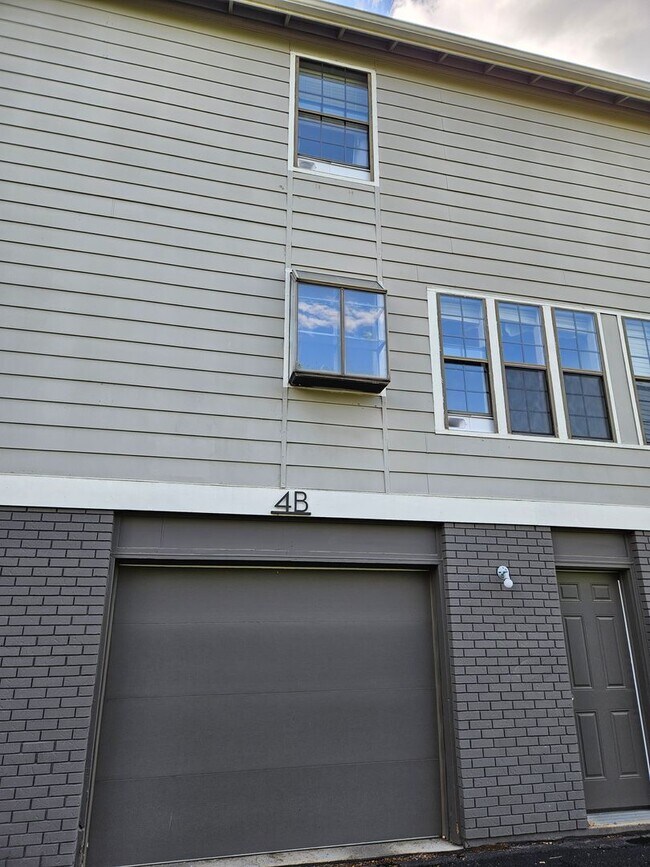 Building Photo - Updated Fort Collins Townhouse with Garage, Private Balcony & Central Location!