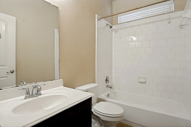 Building Photo - 1305 Lone Pine Dr