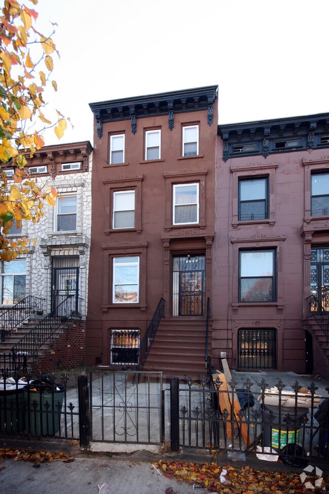 Building Photo - 558A Monroe Street