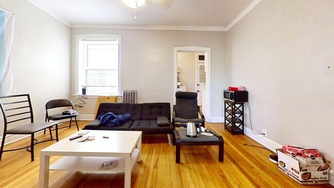 Interior Photo - 1331-41 W. Addison