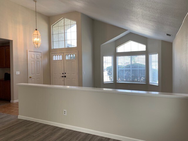 Building Photo - Spacious 3 Bedroom / 2 Bath Home with a Bo...