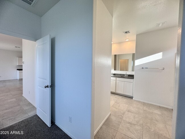 Building Photo - 1137 W Chimes Tower Dr