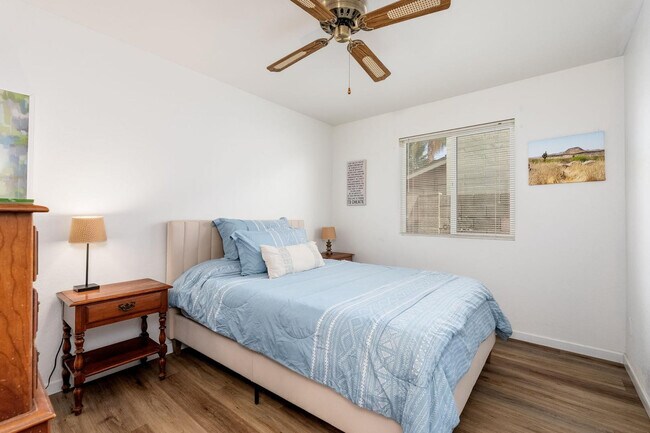 Building Photo - 2426 E Sahuaro Dr