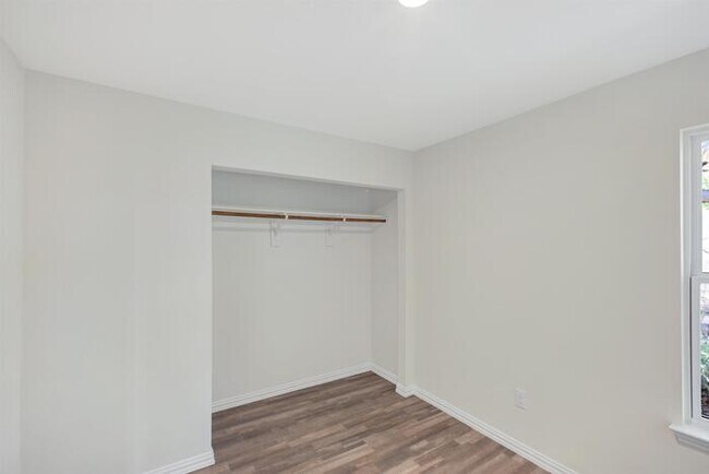 Building Photo - 995 St Clair St