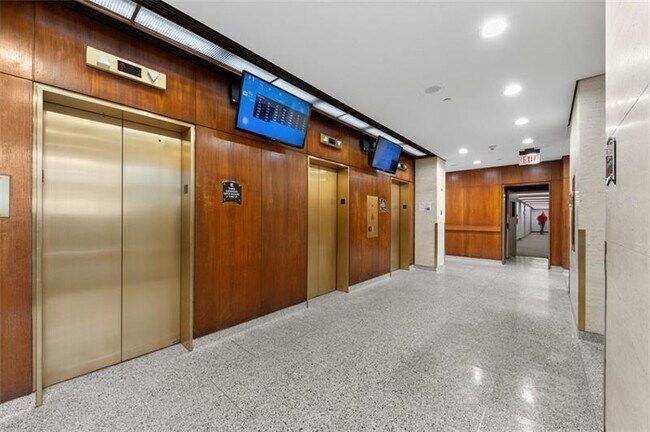 Building Photo - 320 Fort Duquesne Blvd