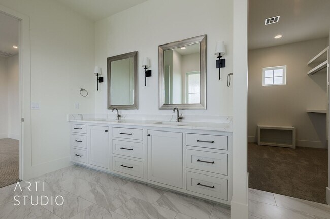 Building Photo - Beautiful Fully Furnished 3 bedroom, 2.5 B...