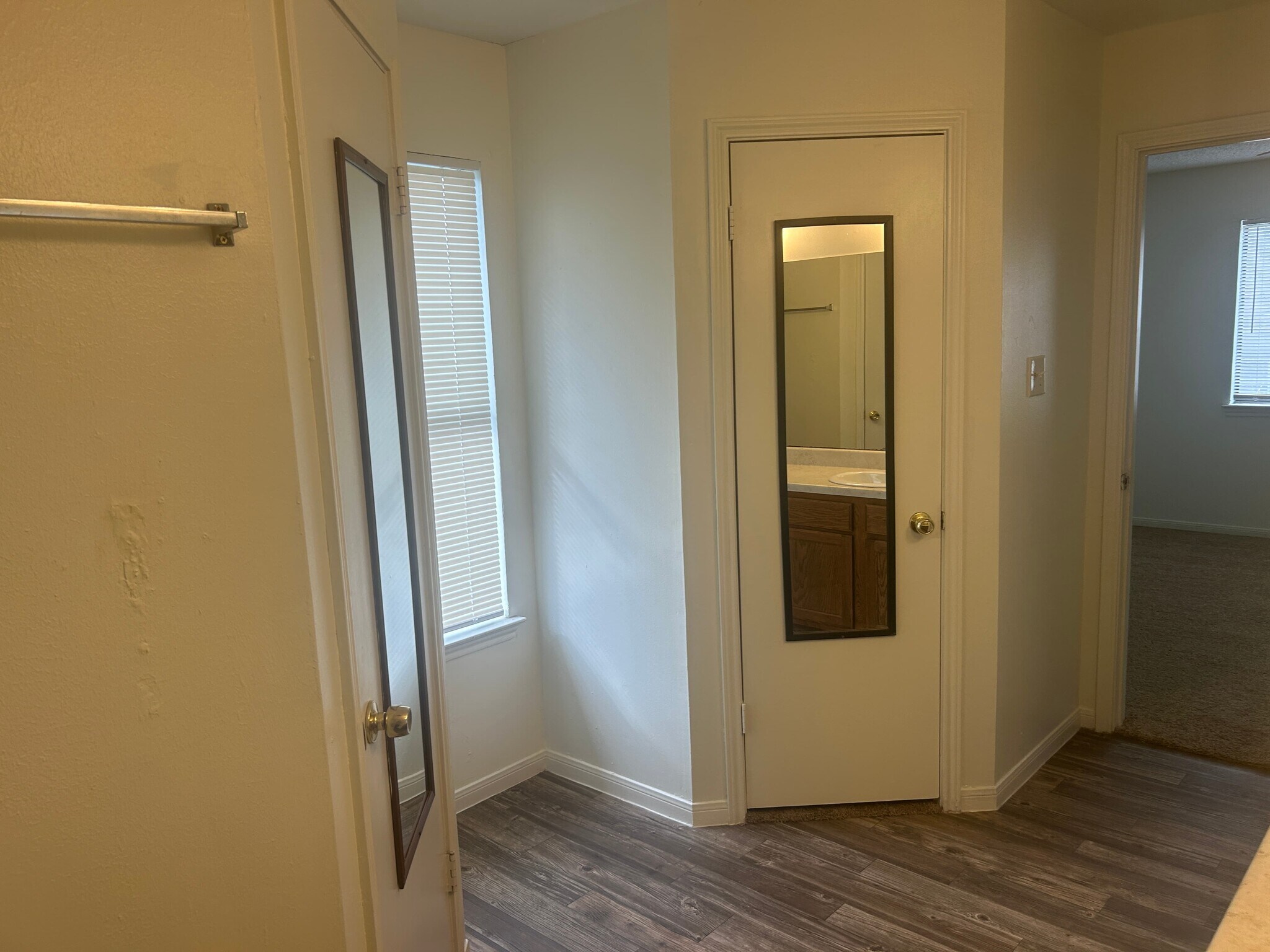 Building Photo - 1611 Mona Dr