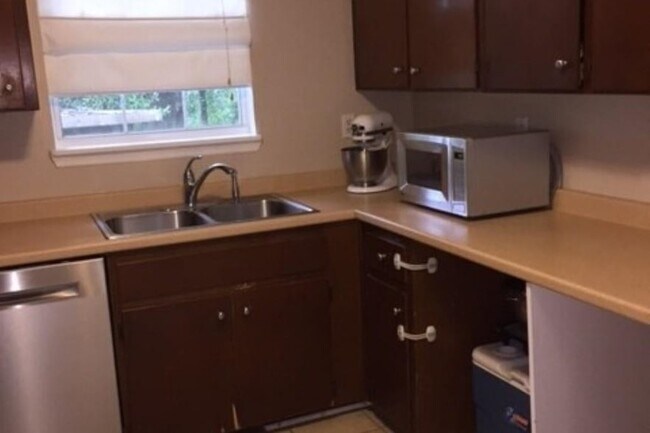 Building Photo - 1517 Kessel Dr