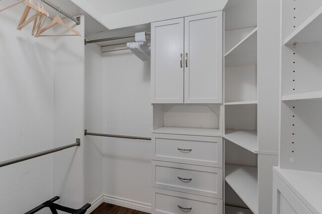 Building Photo - CHARMING FURNISHED 2 BEDROOM SHORT TERM RE...