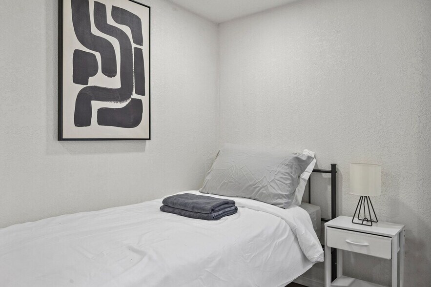 Building Photo - 4010 W Sherman St