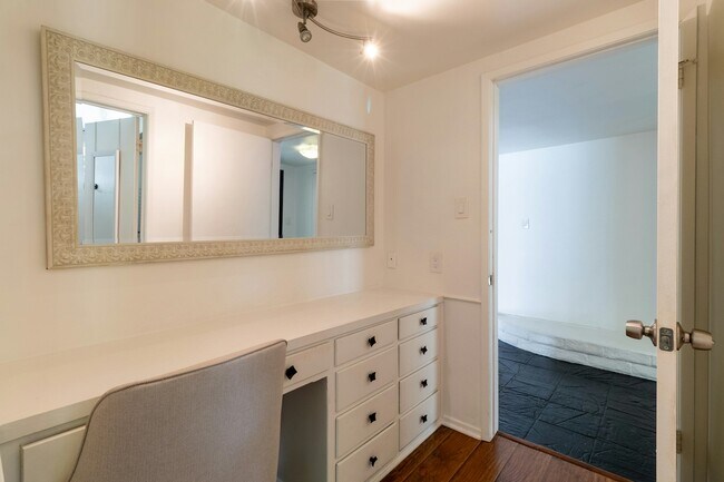 Building Photo - 5652 Fallbrook Ave