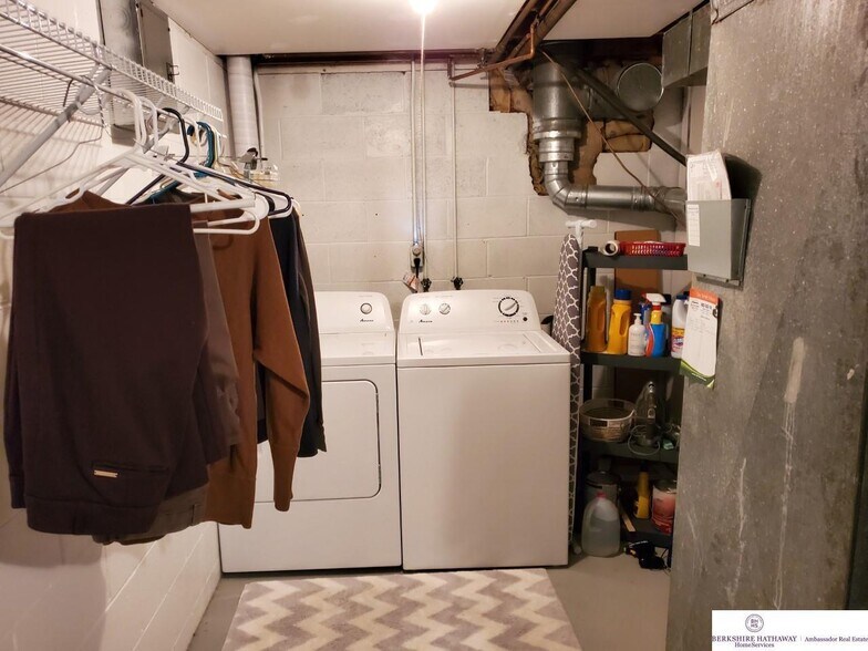 Building Photo - 1905 Thurston Ave