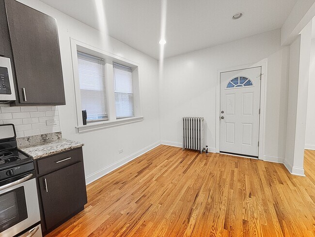Building Photo - Large 2-bed/2-bath Apartment With Updated Kitchen and Large Living Room
