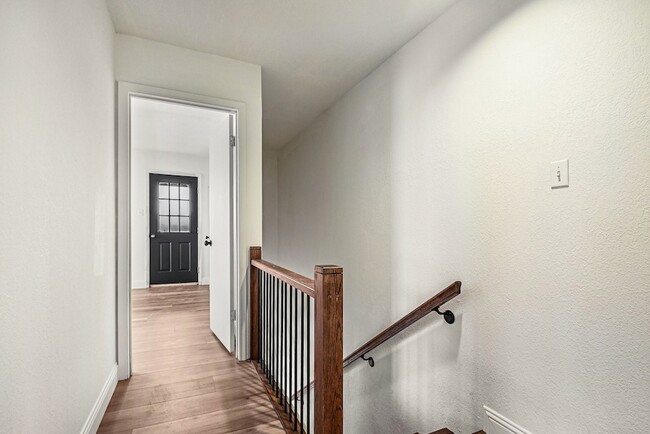 Building Photo - 2103 Mistletoe Ave