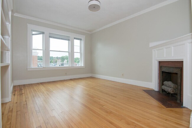 Building Photo - Sunny Spacious 3 Bedroom