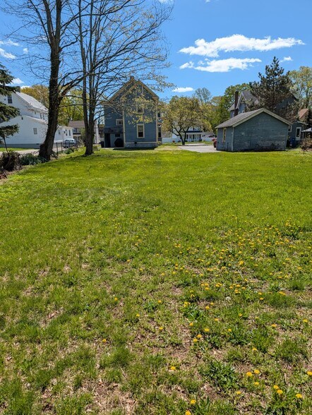 Building Photo - 476 Thompson Ave