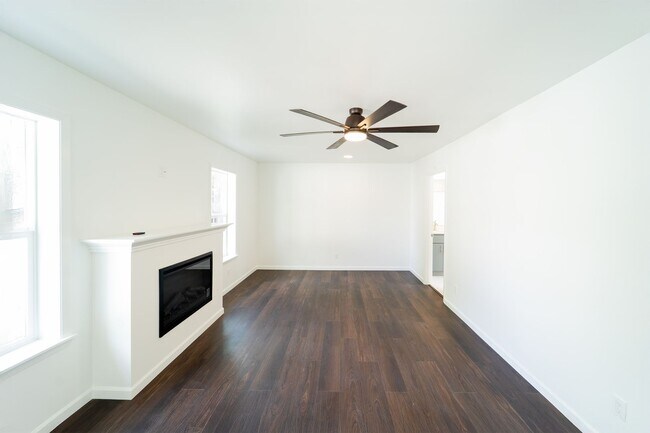 Building Photo - Newly Remodel Home in West Hills!
