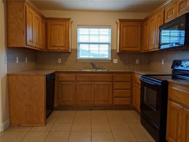 Building Photo - 560 Dogwood St