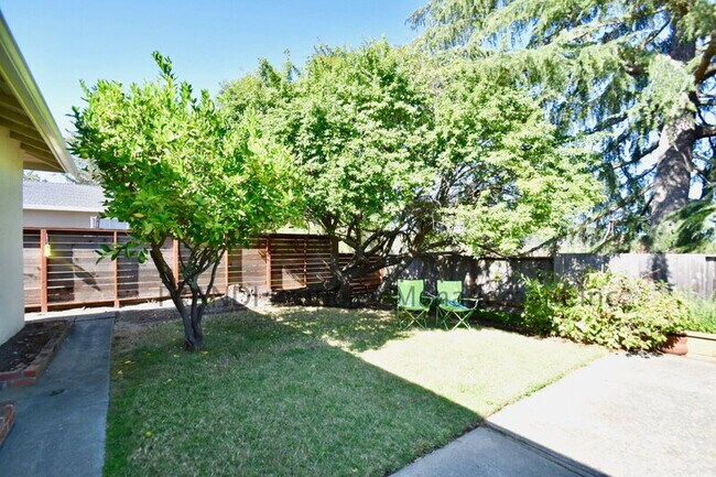 Building Photo - 627 Tanbark Terrace