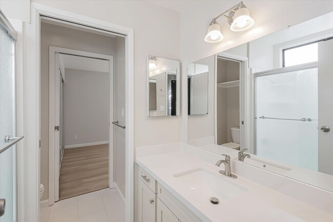 Building Photo - Beautifully Renovated 2-Bedroom 1.5-Bathro...