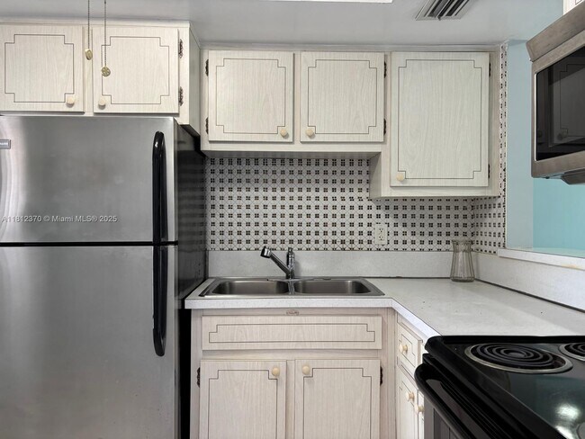 Primary Photo - 1333 E Hallandale Beach Blvd