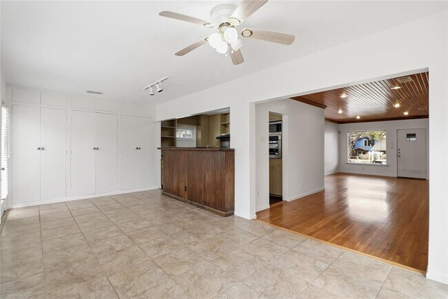 Building Photo - 2007 Montclaire St