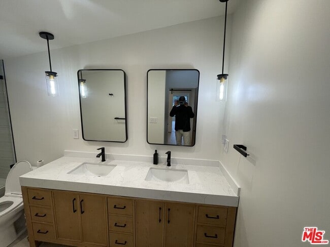 Building Photo - 4234 Ellenita Ave