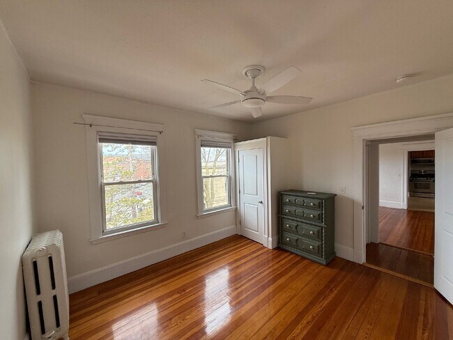 Building Photo - Available NOW! Spacious & Modern 2 Bedroom unit ready for move in!