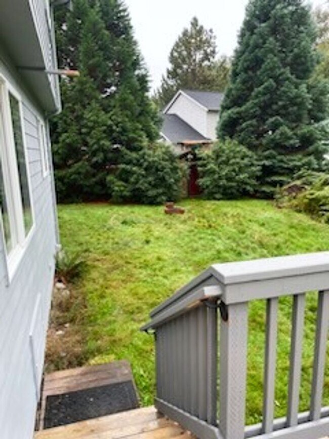 Building Photo - Lovely 3 Bedroom Recently Renovated!